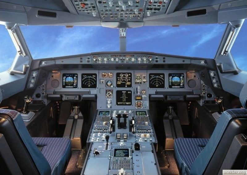 A330 cockpit photo scaled